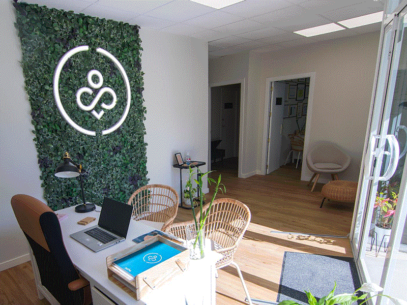 GIf animado de los diferentes trabajos hechos para la identidad corporativa de Ocho - Centro Integral de salud